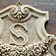 Cilnis ar monogrammu